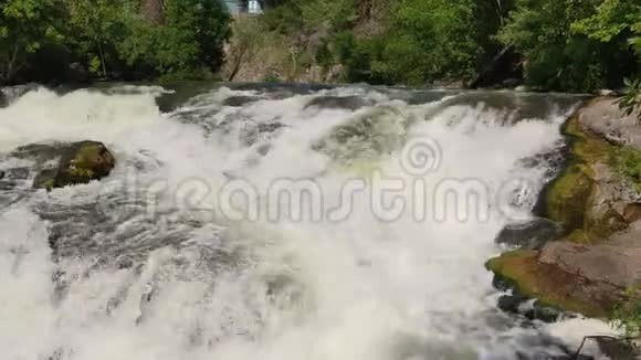 水溅在岩石和石头上河水在大自然中迅速流过瀑布视频的预览图