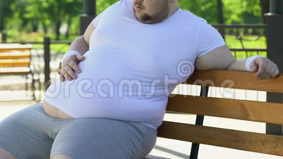 超重的人在劳累的训练后感到背痛肥胖的后果视频的预览图