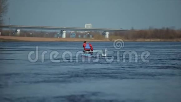 划独木舟划河运动员后景划艇划艇划艇培训做皮划艇一名男子与视频的预览图