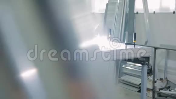 一个人通过焊接金属来工作视频的预览图