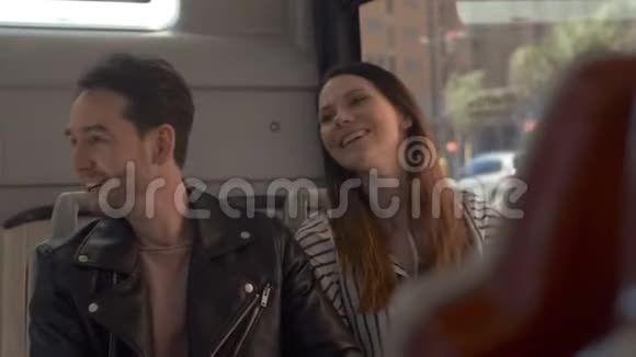 这对年轻夫妇在城里坐公共汽车视频的预览图