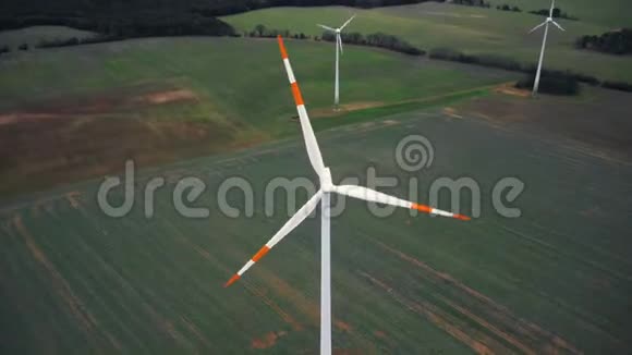 俯视无人机倾斜直接上方的风车涡轮红色叶片条纹替代能源的概念视频的预览图