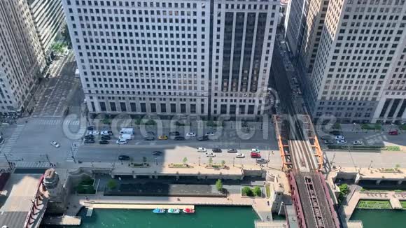 沃克大道上的交通停靠在芝加哥河上的船只和火车在可以看到火车穿过威尔斯街的EL轨道视频的预览图