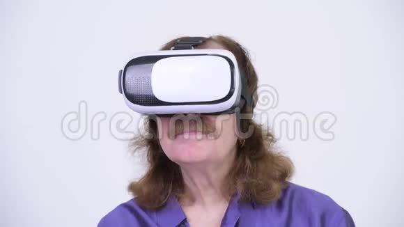 用虚拟现实耳机拍摄快乐老人头像视频的预览图