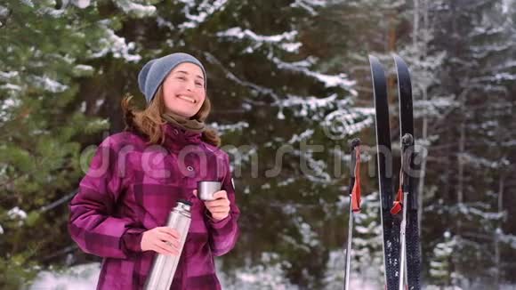 女子越野滑雪饮料从热水瓶视频的预览图