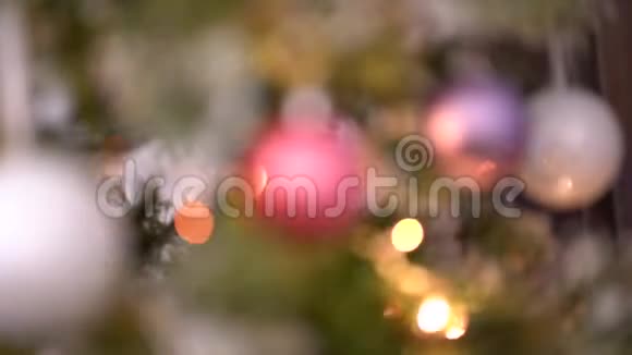 玫瑰圣诞球圣诞树模糊运动视频的预览图