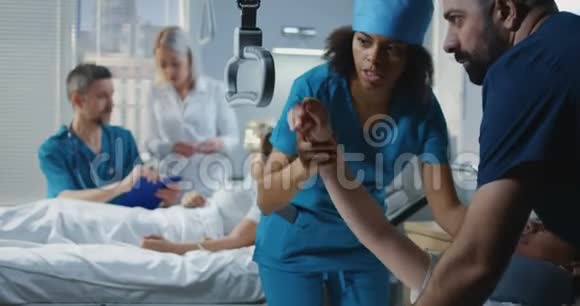 在医院工作的护士和医生视频的预览图