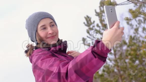 女人在森林里的智能手机上拍照视频的预览图