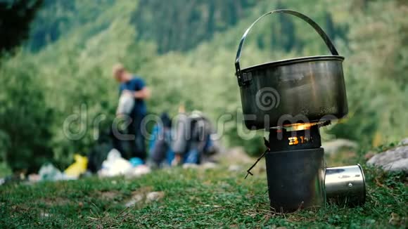 在索洛莫的格鲁吉亚山脉一个带有锅的复古炉子上燃起了明亮的火焰视频的预览图