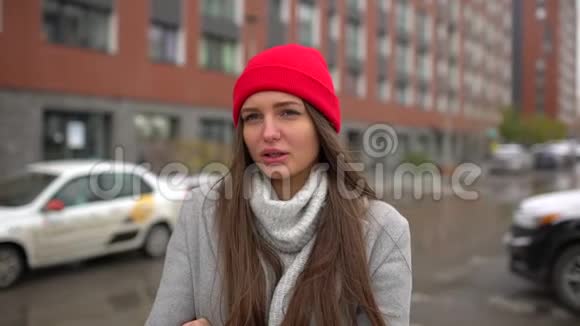 年轻的女性患病妇女女孩在外面的街道上喷鼻医疗流感人健康疾病疼痛视频的预览图