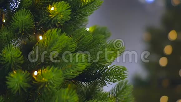 装饰圣诞树特写闪亮的球和带有手电筒的灯的花环新年波布斯慢动作视频的预览图