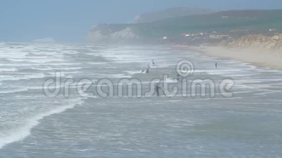 沙滩冲浪和风筝冲浪视频的预览图