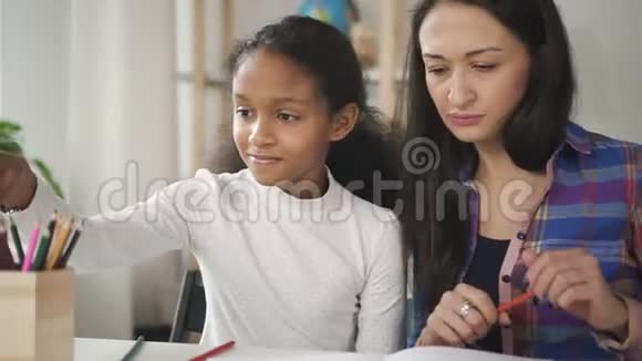 不同种族的母亲和女儿正在学习画在一起视频的预览图