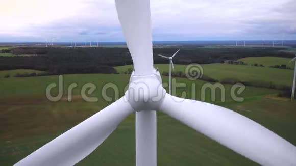 超级特写航拍工作白色风车涡轮叶片替代生态友好能源产业视频的预览图