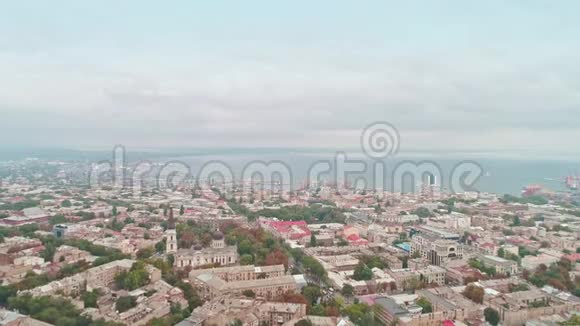 从敖德萨老城市中心和海港的无人机俯瞰多云天空视频的预览图
