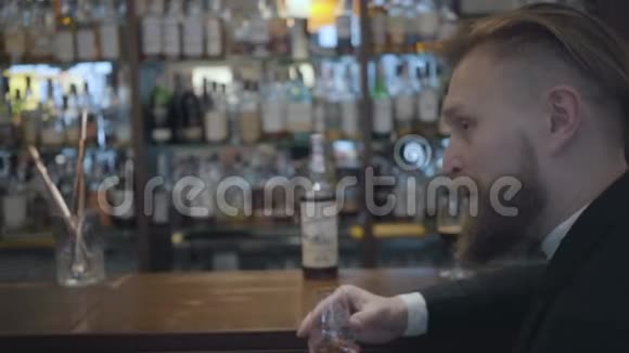 一个面目全非的黑发女人和一个金发大胡子的男人坐在酒吧柜台关门夜间生活方式概念视频的预览图