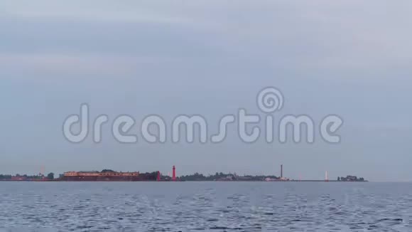 轮船很快驶上芬兰湾驶向克朗斯塔特港视频的预览图