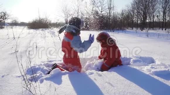 两个有趣的孩子一起扔雪视频的预览图
