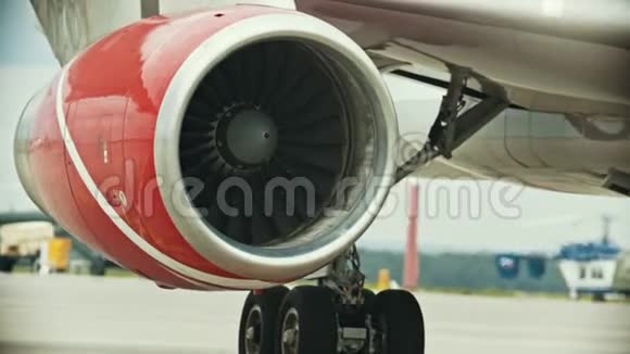 一架飞机在机场降落来自涡轮的温暖空气视频的预览图