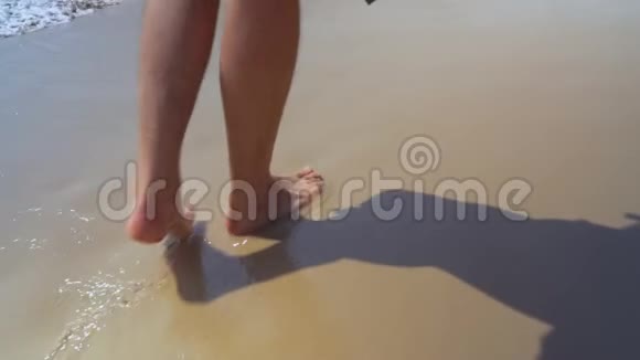 慢动作男子沿着海滩散步视频的预览图