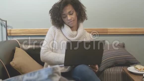 坐在咖啡店用手提电脑的临时女学生视频的预览图