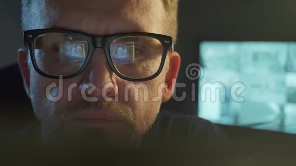 人看着笔记本电脑屏幕与在线课程它反映在眼镜上视频的预览图