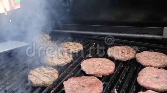 汉堡或汉堡火苗乔斯珀烧烤牛肉和鸡肉片供派对街上的食物脂肪蜘蛛视频的预览图