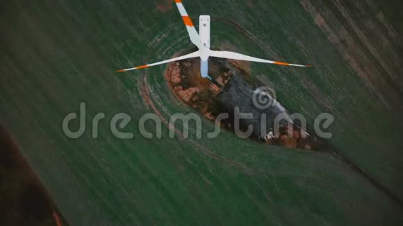 顶部视图空中背景拍摄的工作风车涡轮与红色条纹可再生生态友好的电源视频的预览图