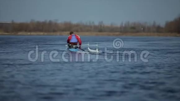 划独木舟划河运动员后景划艇划艇划艇培训做皮划艇一名男子与视频的预览图