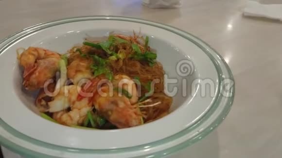 面条青菜和虾的菜肴泰国菜视频的预览图