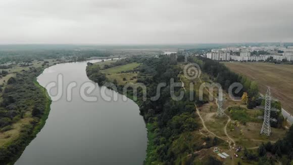 美丽蜿蜒的河流沿着海岸线延伸到城市视频的预览图