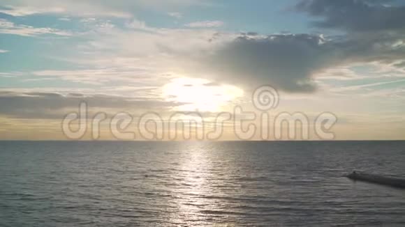 日落时平静的大海平静的大海视频的预览图