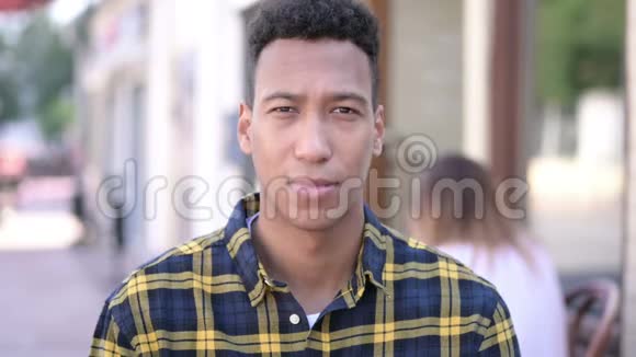 生病的非洲青年男子咳嗽室外视频的预览图