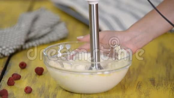 一个女人把一块干酪和一个搅拌机混合在一起视频的预览图