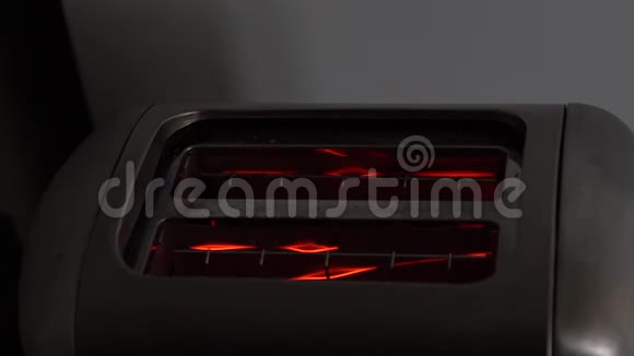 慢动作烤面包机桌上有美味的早餐电气烤面包机视频的预览图