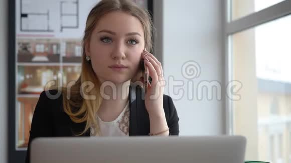 女经理用手机在商务办公室工作视频的预览图