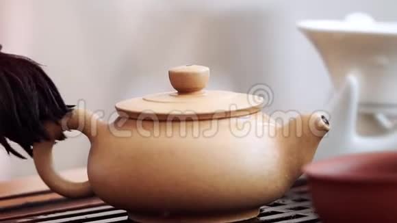 茶点用绿茶用茶滴刷擦视频的预览图