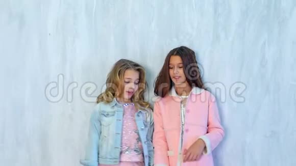 两个时髦的女学生摆姿势视频的预览图