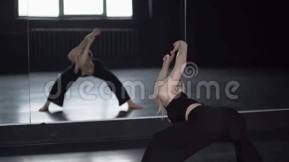 肩膀的灵活性近镜舞者的训练视频的预览图