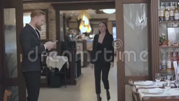 商业男女商业伙伴在餐厅见面人们握手穿着优雅西装的女士视频的预览图