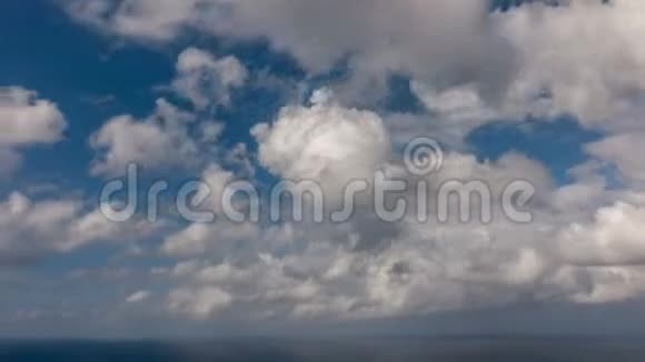夏白云在海洋地平线上的时间流逝视频的预览图