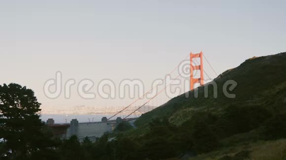美丽的全景日落夏季金门大桥在旧金山美国从后面的一个大青山视频的预览图