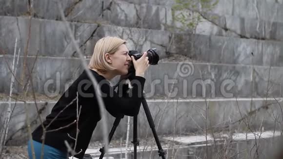 女摄影师在废弃的大理石采石场拍摄的照片视频的预览图