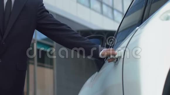 保镖为女商人打开车门服务周到视频的预览图