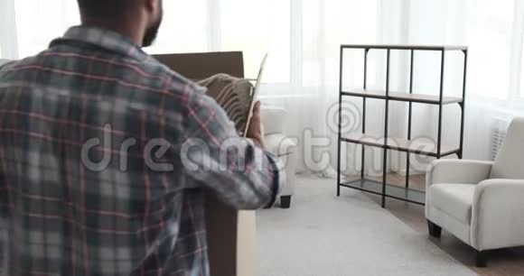 一家人带着纸板箱搬进新房子视频的预览图
