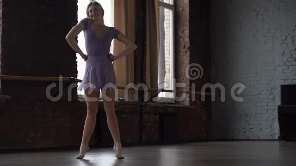 愚蠢而有趣的舞蹈动作从金发舞者缓慢的动作视频的预览图