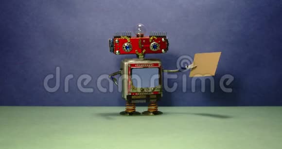求职广告失业的红色机器人想找份工作有趣的玩具机器人拿着纸板标志走路视频的预览图