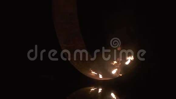 马戏团的艺术家用慢动作的火焰做危险的把戏视频的预览图