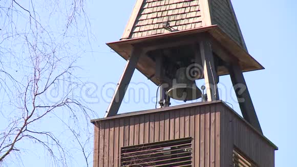 钟挂在教堂尖塔钟楼的背景蓝天视频的预览图