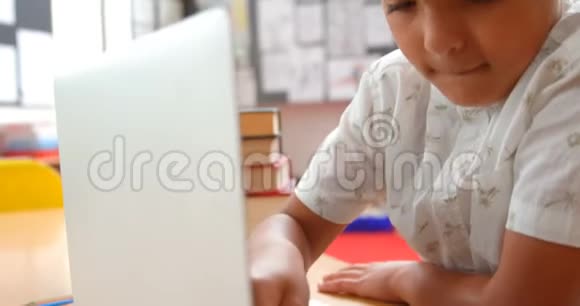 在4k学校的教室里用笔记本电脑学习的专心的亚洲学生的正面景色视频的预览图